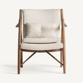 Tömör kőrisfából készült, fehér színű pamutbuklé szövettel kárpitozott, formatervezett kortárs fotel.